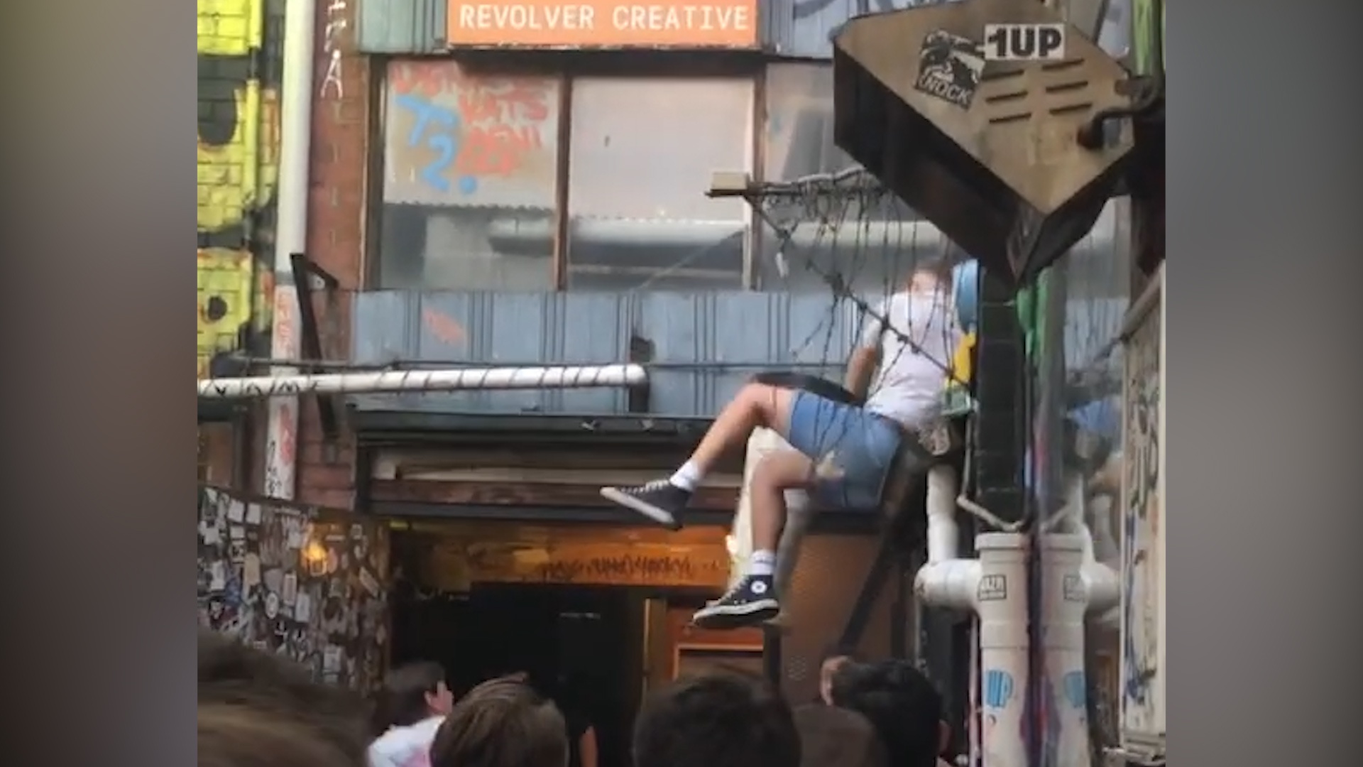 Thanh nien nga hang rao khi co gang treo vao quan bar hinh anh