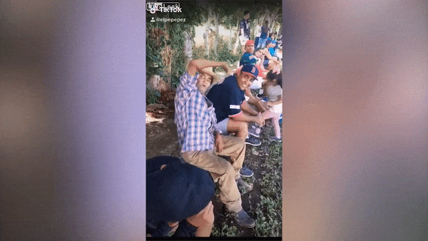 Nguoi dan ong co canh tay xoay 360 do o Mexico hinh anh