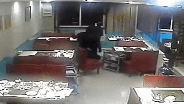 Nguoi dan ong do sup nong len nguoi khac sau khi cai nhau hinh anh