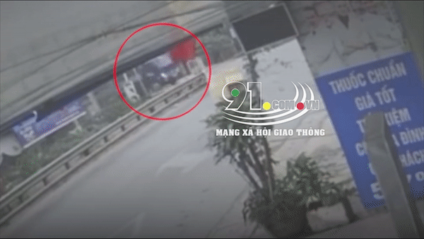 Khoanh khac bang qua duong sat khong quan sat, oto bi tau hoa can nat hinh anh