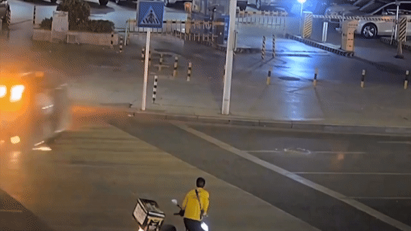 Oto tong manh vao vong xoay, lat nghieng roi truot dai tren duong hinh anh