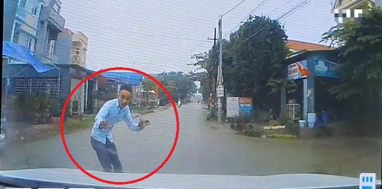 Nam thanh nien lao sang duong lam gay guong oto hinh anh