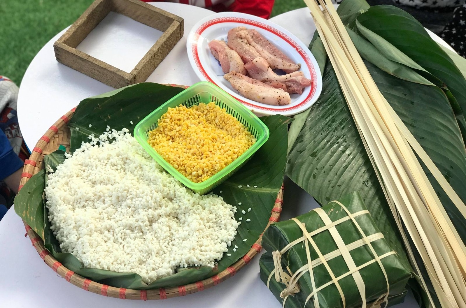 Dan thanh thi goi banh chung don Tet hinh anh