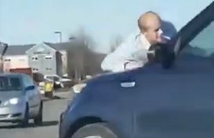 Nguoi dan ong leo len dau oto dang chay hinh anh