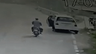 Tai xe xe may dam vao cua oto dang mo hinh anh