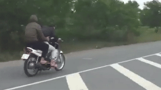 Hai thanh nien boc dau xe may truoc CSGT hinh anh