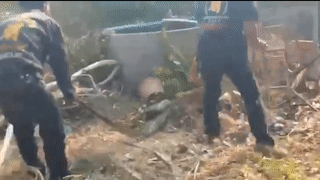 Giai cuu tran khong lo trong gieng sau 10 m hinh anh