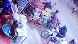 Dua tre bi xe tai tong chet khi lao sang duong hinh anh