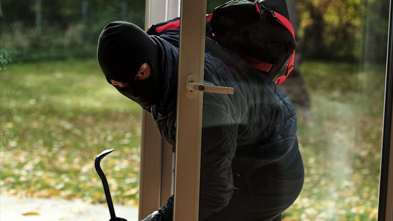 Cuoc goi tu nguoi la la dau hieu nha ban dang bi ke gian dom ngo hinh anh