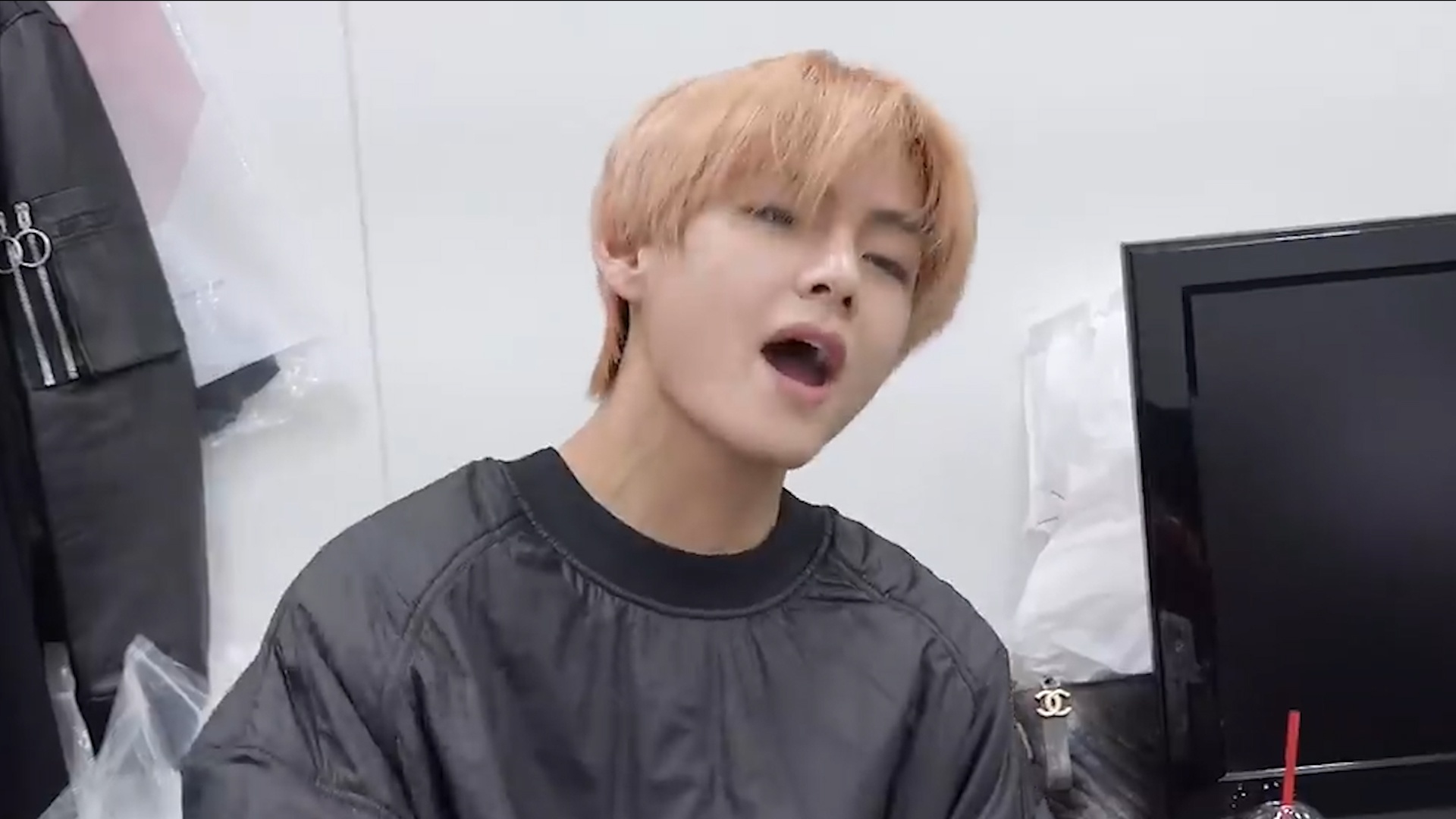 Jin va V (BTS) khoe giong hat cao vut hinh anh