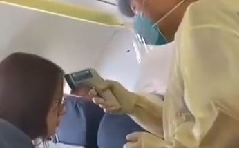 Nhan vien do nhiet do hanh khach tim virus viem phoi la cua Trung Quoc hinh anh