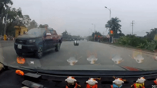 Xe ban tai roi bon dung nuoc inox xuong duong suyt gay tai nan hinh anh