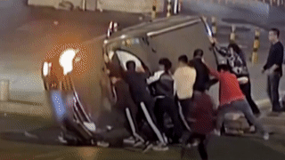 Dam dong lat oto cuu 2 nguoi bi mac ket trong xe hinh anh