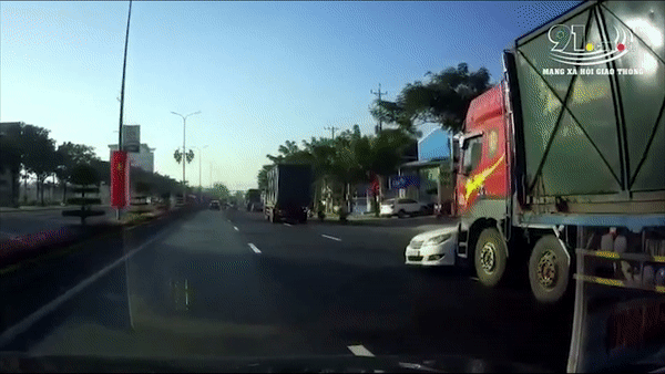 Xe tai chuyen lan dam xe oto xoay ngang, keo le 10 m hinh anh