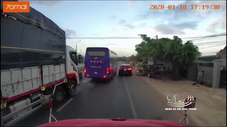 Oto chuyen lan dot ngot khien 2 xe phia sau va cham manh hinh anh