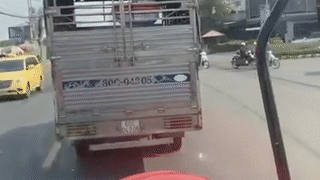 Xe cuu hoa hu coi uu tien, tai xe xe tai van khong nhuong duong hinh anh