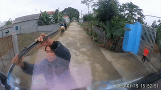 Ga say chan oto, be can gat nuoc hinh anh