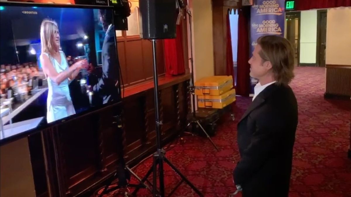 Brad Pitt ngam Jennifer Aniston nhan giai hinh anh