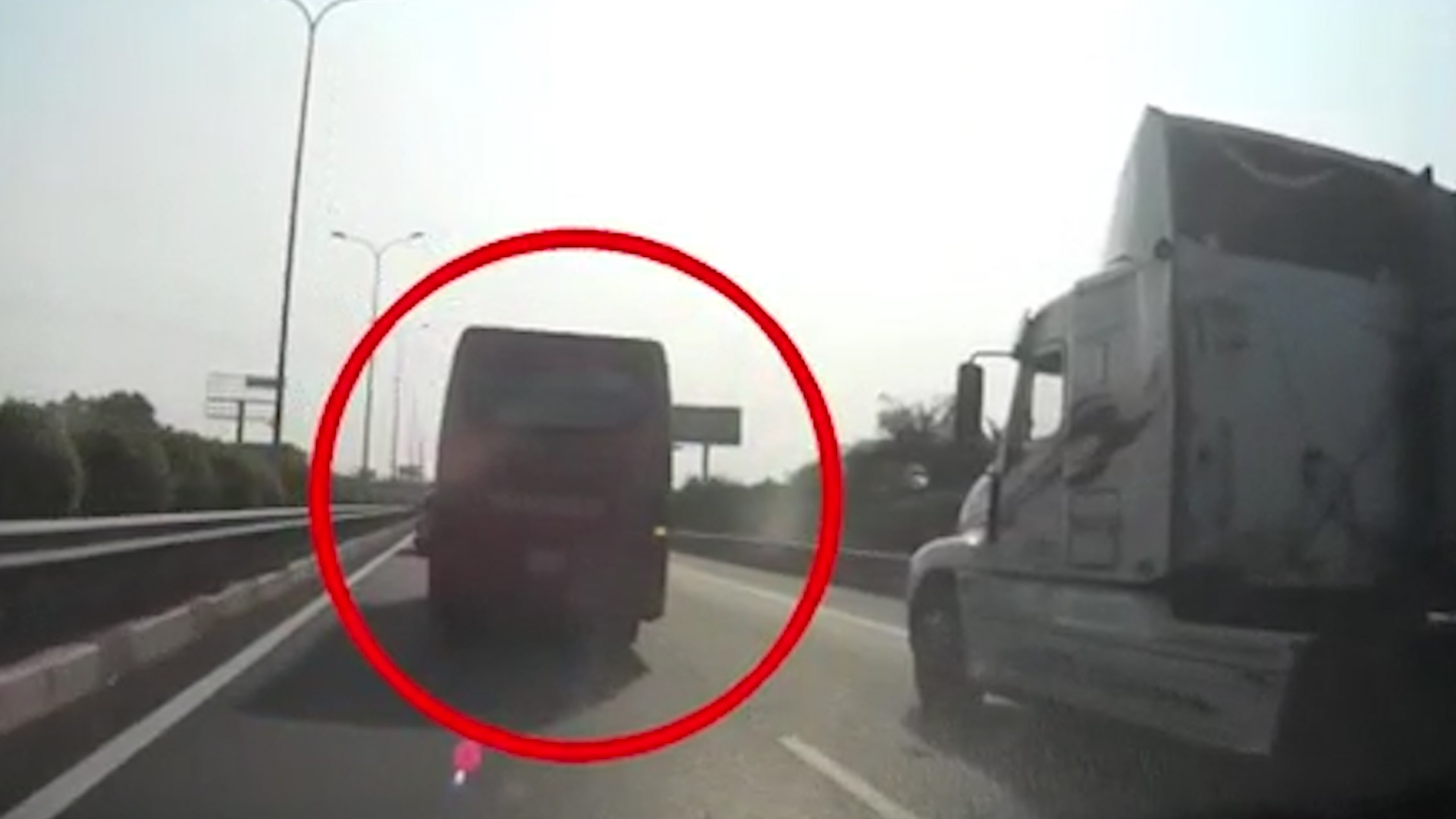 Bon chen tren cao toc, xe khach gay tai nan lien hoan voi 5 xe khac hinh anh