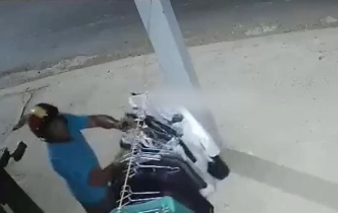 Ga dan ong trom do lot phu nu trong dem hinh anh