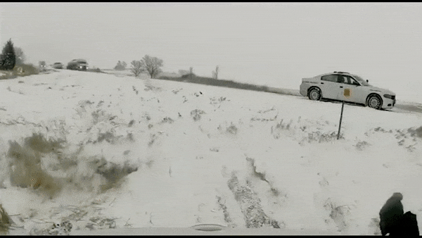 Xe ban tai mat lai dam vao oto gap nan ben duong hinh anh