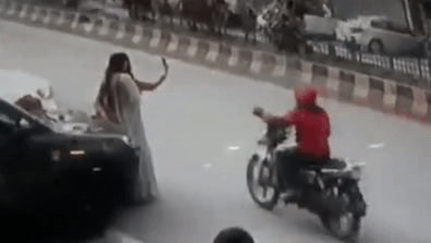 Co gai bi giat dien thoai vi mai chup hinh selfie giua duong hinh anh