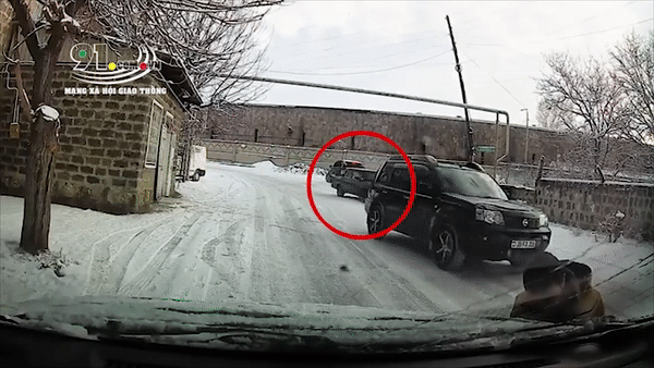 Nhay len capo xe tranh oto dam hinh anh