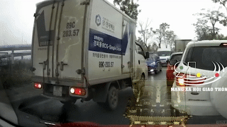 Xe tai vuot au bi ep di lui ve dung lan hinh anh