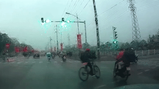 Xe dap vuot den do dam xe may hinh anh