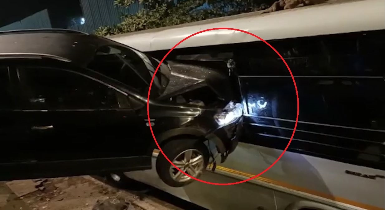 Oto phong nhanh mat lai tong vao xe buyt dang do ben duong hinh anh