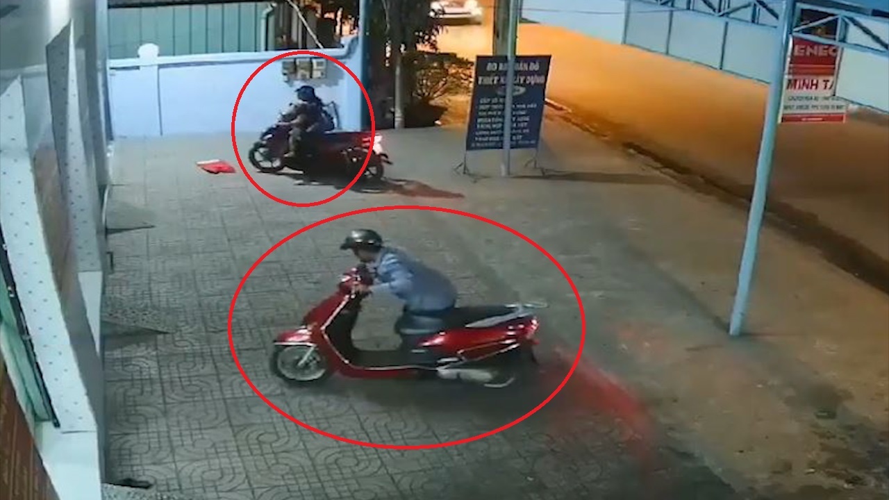 Hai vo chong cho con di trom xe may hinh anh