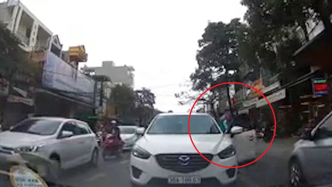 Oto lan lan, chay nguoc chieu gay un tac giao thong hinh anh