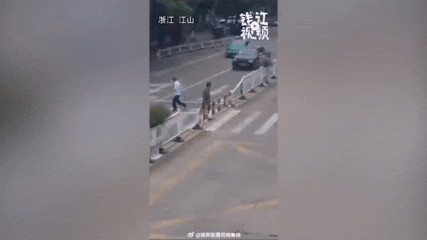 Dung cho qua duong, nguoi dan ong suyt bi oto mat lai tong trung hinh anh