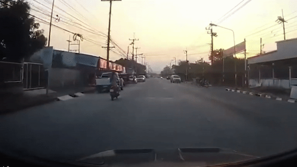 Nu tai xe xe may va phai cua oto mo bat ngo, bi xe sau can trung hinh anh