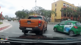 Tai xe xe ban tai lien tuc chan dau oto tren duong hinh anh