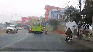 Oto lan lan vuot au suyt dam vao xe khach hinh anh