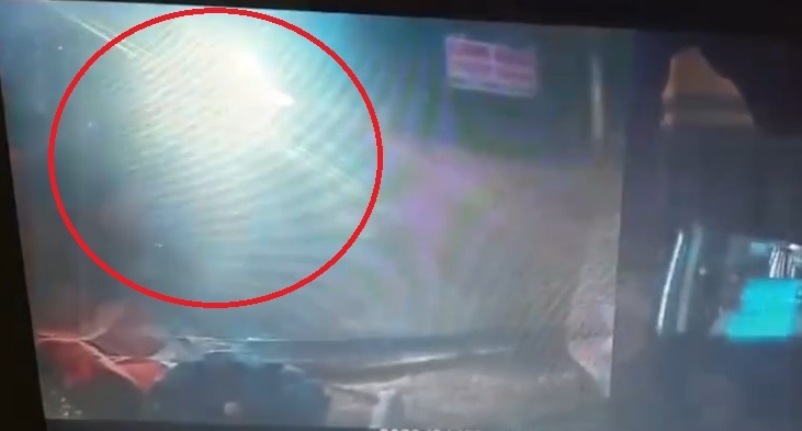 Bi xe nguoc chieu roi den pha, oto gay tai nan cho nguoi di bo hinh anh