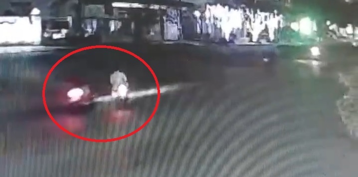 Sang duong khong quan sat, xe may gay tai nan cho xe khac hinh anh