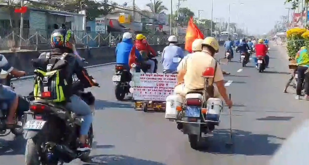 CSGT va nguoi dan hut dinh thau dem o cua ngo TP.HCM hinh anh