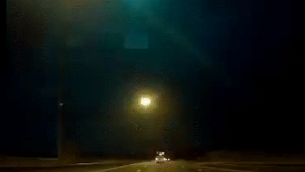 Tai xe oto hot hoang khi nhin thay sao bang sang ruc bay qua bau troi hinh anh