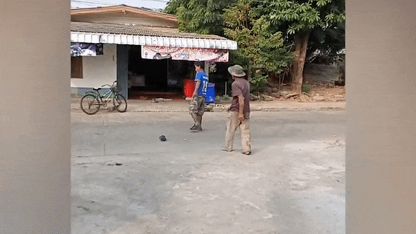 Hai nguoi dan ong say ruou danh nhau giua duong o Thai Lan hinh anh