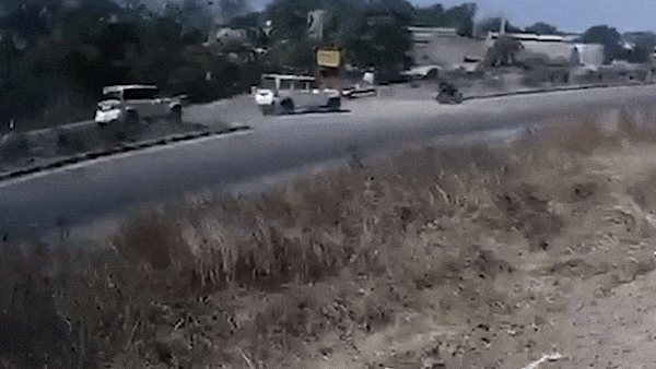 Oto phong nhanh, bay ra khoi duong de xe may hinh anh