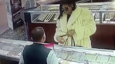 Deo thu roi cuom luon dong ho Rolex tri gia gan 5.000 USD hinh anh