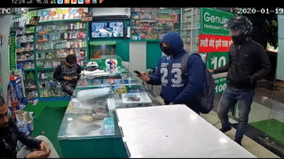 Di sung cuop day balo tien trong cua hang hinh anh