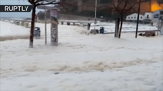 Bot bien nhan chim dao Mallorca o Tay Ban Nha hinh anh