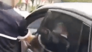 Hai be gai mac ket trong oto vi bo quen chia khoa hinh anh