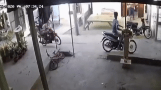 Nam thanh nien boc dau xe dam vao ban tho hinh anh