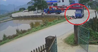 Nguoi phu nu di xe may bi oto dam trung vi re au hinh anh