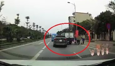 Xe tai vuot au gay tai nan cho oto con phia sau hinh anh