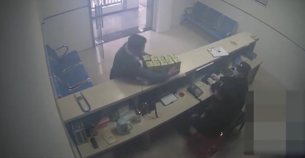 Nguoi dan ong mang 500 khau trang toi don canh sat TQ roi voi va bo di hinh anh